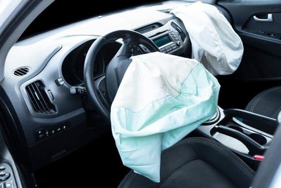 Airbag explotado en un coche tras un accidente.