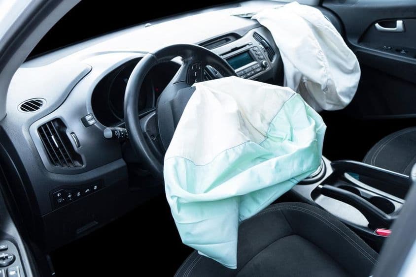 Airbag explotado en un coche tras un accidente.