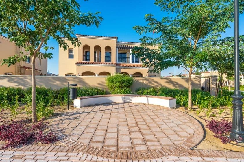 Área de juegos para niños y zona deportiva en la comunidad Serena Villa en Dubai Land.