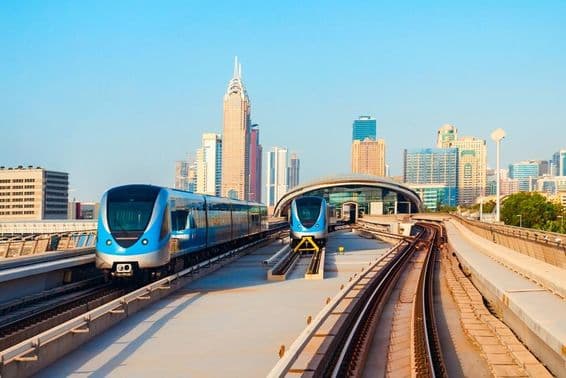 Trenes del metro de Dubái y el skyline de la ciudad de Dubái en los Emiratos Árabes Unidos.