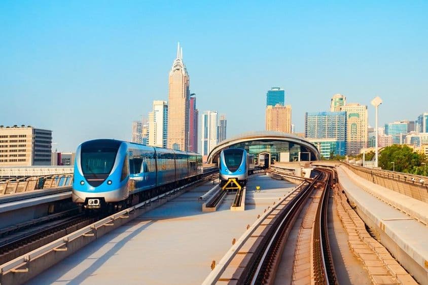 Trenes del metro de Dubái y el skyline de la ciudad de Dubái en los Emiratos Árabes Unidos.