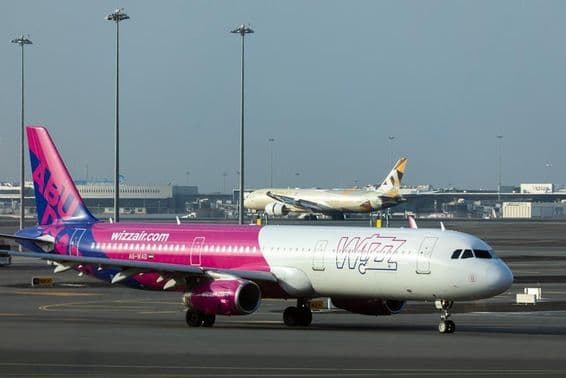 Aviones de Wizz Air y Etihad en la pista del Aeropuerto Internacional de Abu Dhabi.