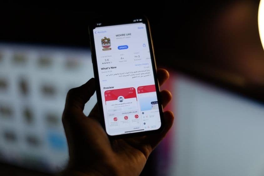 Aplicación MOHRE en la pantalla de un smartphone.