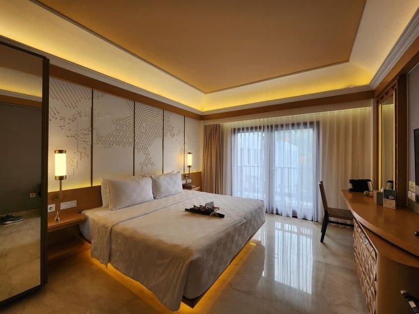 Habitación de hotel de lujo, estilo moderno clásico, ambiente acogedor.