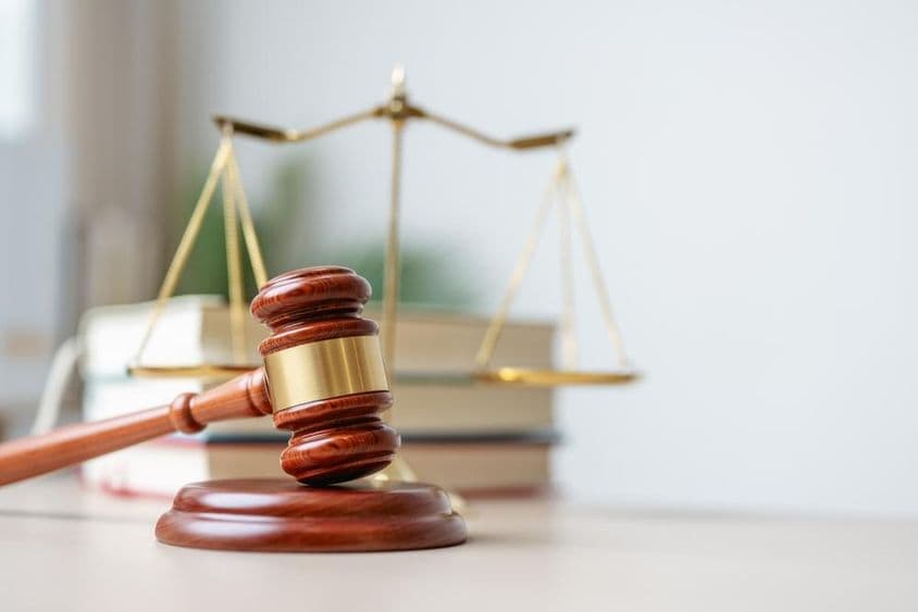 Un mazo de madera sobre una base de madera.