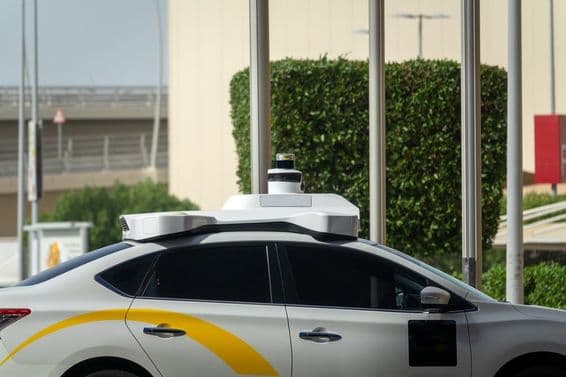 Taxi autónomo en Abu Dhabi, Emiratos Árabes Unidos.