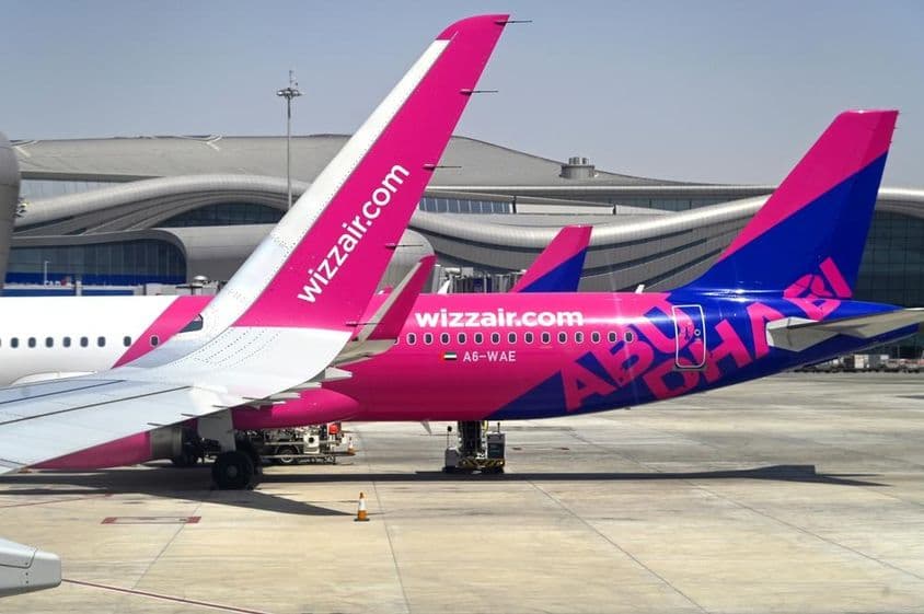 Airbus a321 de la aerolínea Wizz Air en el aeropuerto Internacional Zayed.