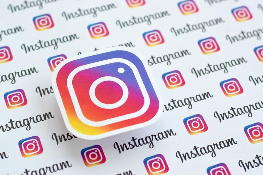 Plantilla de Instagram impresa en papel con pequeños logotipos de Instagram.