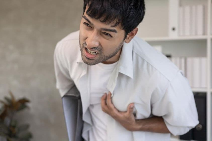 Síntomas de pecho relacionados con un ataque al corazón.