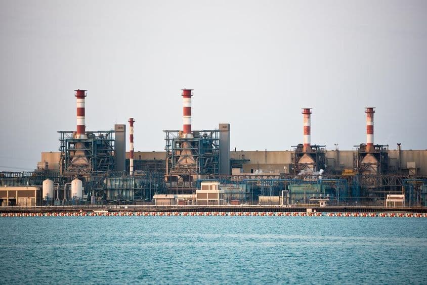 Refinería de petróleo durante la destilación de gasolina.