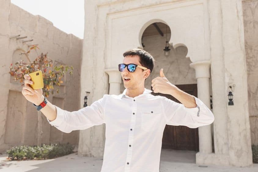 Hombre grabando un videoblog en el antiguo distrito de Bur Dubai Creek.