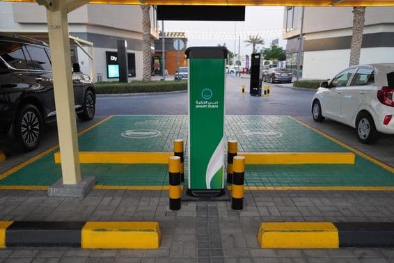 Estaciones de carga para autos eléctricos inteligentes en un área de estacionamiento en Dubái.