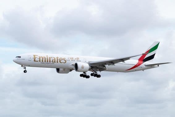 Avión Emirates Boeing 777-31HER acercándose al aterrizaje en el Aeropuerto de Miami.