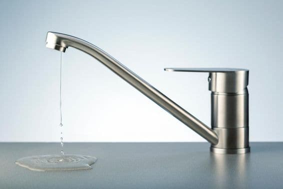 Agua fluyendo de un grifo.