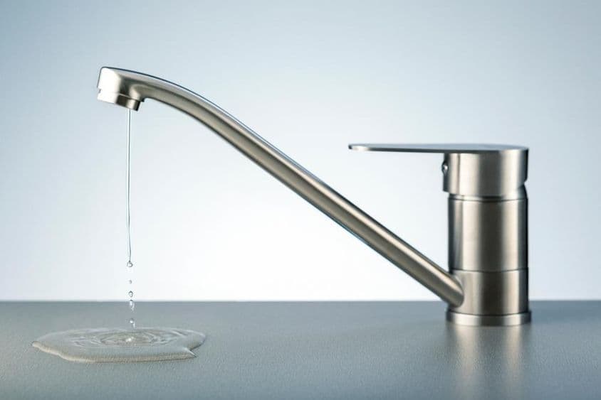 Agua fluyendo de un grifo.