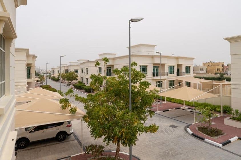 Una zona residencial en el distrito Khalifa A, Abu Dhabi, con modernas villas blancas.