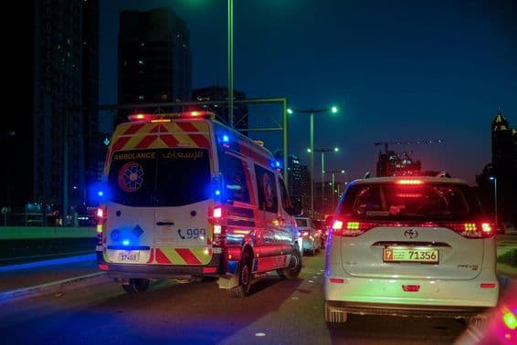 Una ambulancia pasa rápidamente por delante de otro vehículo en Abu Dabi.