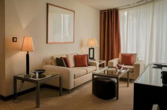 Interior moderno y luminoso de un apartamento en Dubái.