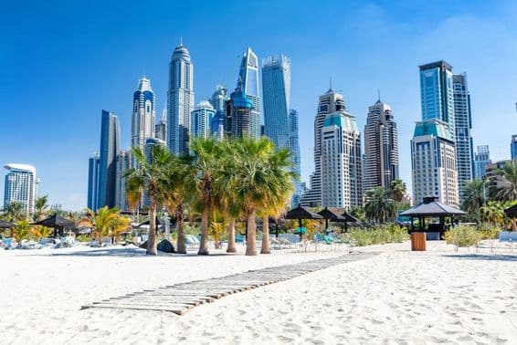Playa Jumeirah de Dubái con rascacielos de puerto en los Emiratos Árabes Unidos.