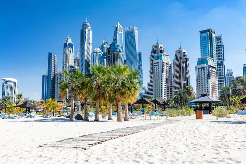 Playa Jumeirah de Dubái con rascacielos de puerto en los Emiratos Árabes Unidos.
