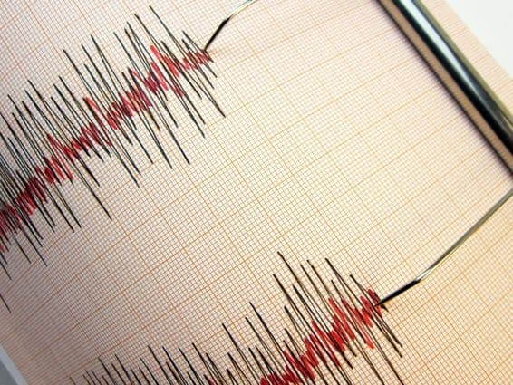 Sismógrafo registrando la actividad sísmica de un terremoto.