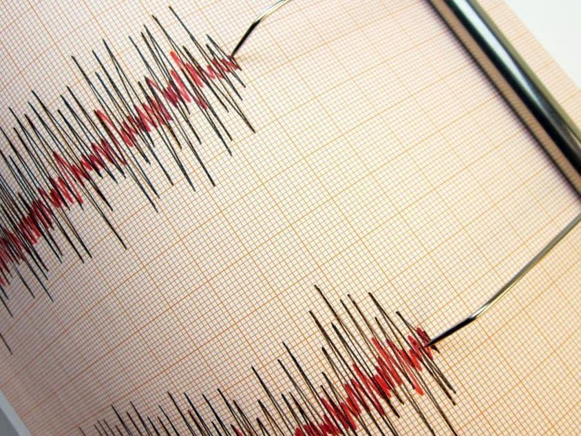 Sismógrafo registrando la actividad sísmica de un terremoto.