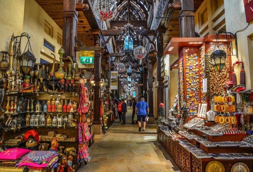 Bazar de estilo árabe tradicional, parte del resort Madinat Jumeirah.