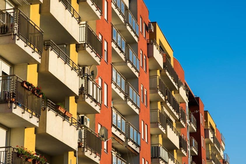 edificio residencial de Dubái con fachada colorida.