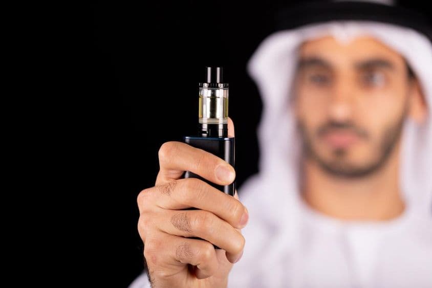 Hombre árabe con un cigarrillo electrónico.