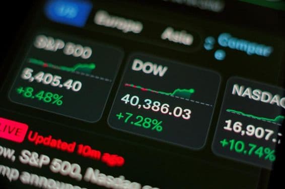 Rally bursátil mostrando gráficos verdes en pantalla.