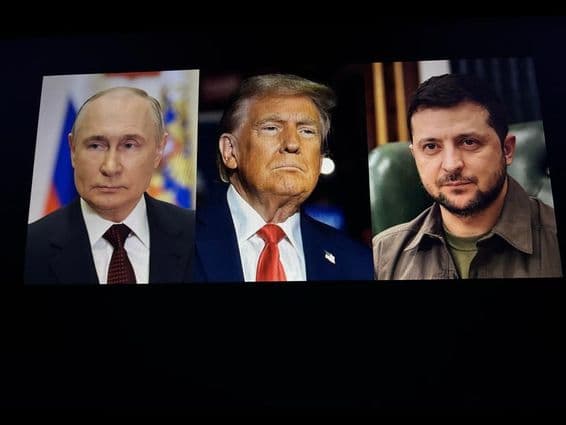 El presidente Donald Trump, Volodymyr Zelensky y Vladimir Putin parados juntos.
