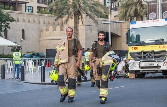 Bomberos de Dubai después de extinguir el incendio.