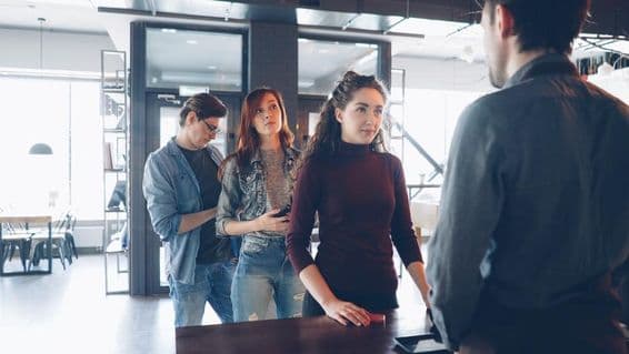 Personas haciendo fila.