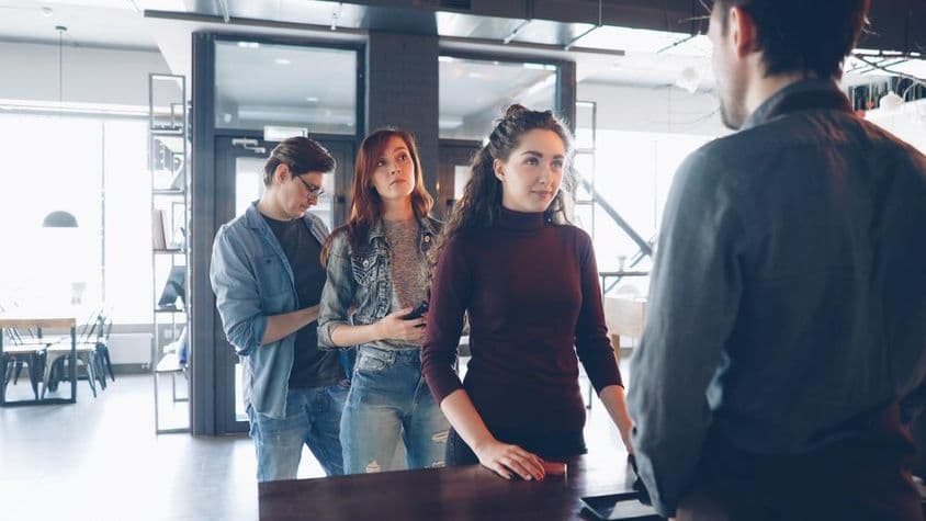 Personas haciendo fila.