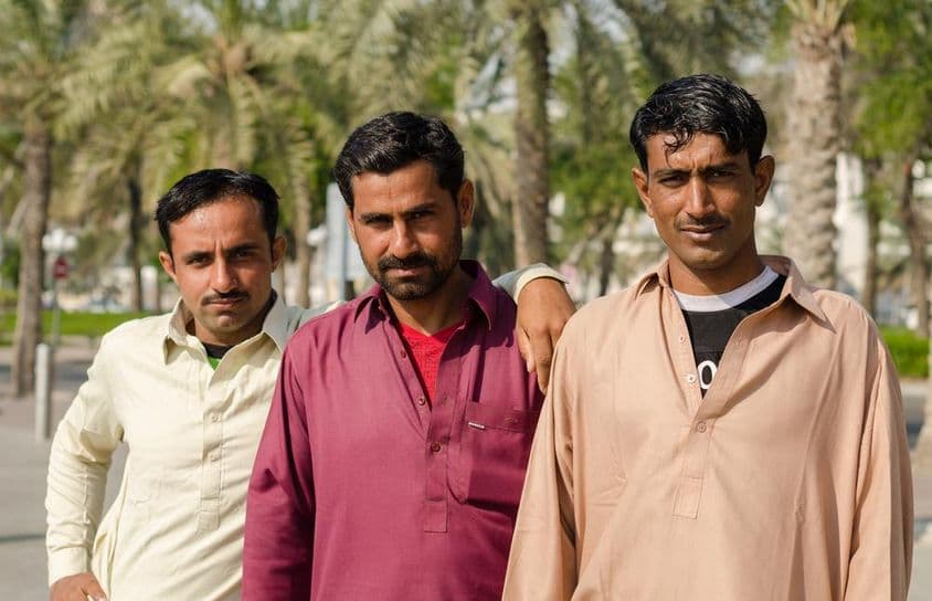 Trabajadores de construcción paquistaníes en Bur Dubai, cerca de Deira.