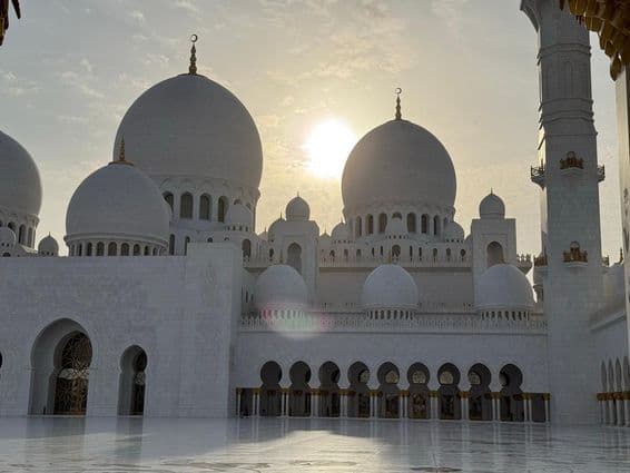 Gran Mezquita Sheikh Zayed en el centro de Dubái, Emiratos Árabes Unidos.