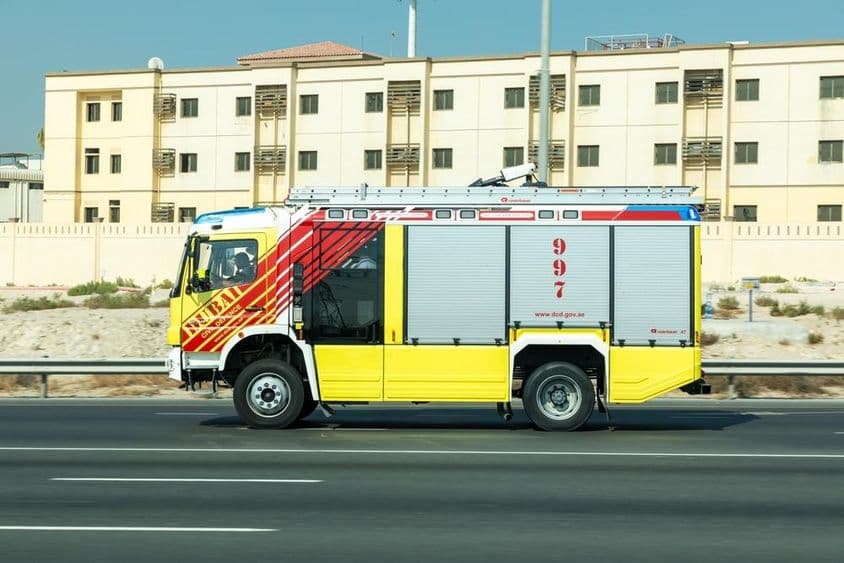 Camión de bomberos en movimiento en Dubái.