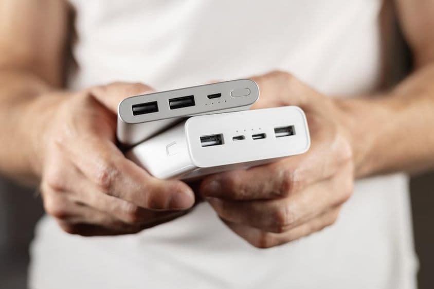 Dos baterías externas sostenidas en la mano.