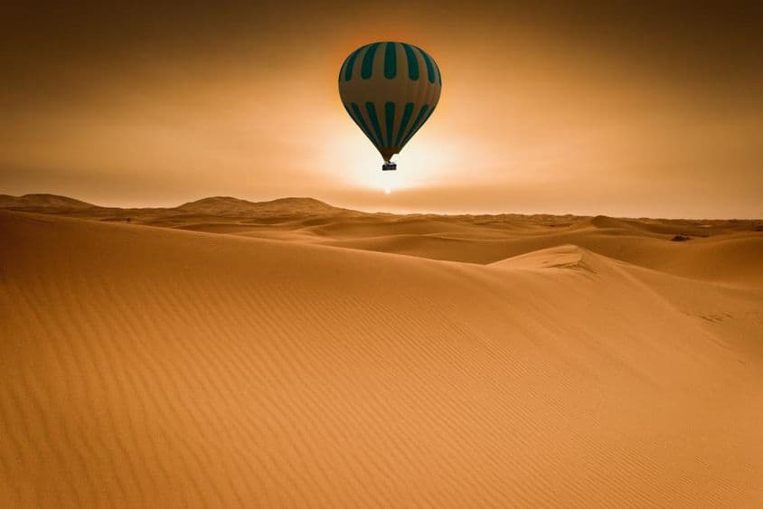 Desierto y globo aerostático al amanecer.