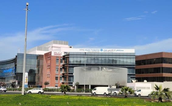 Fachada exterior del Hospital NMC Royal.