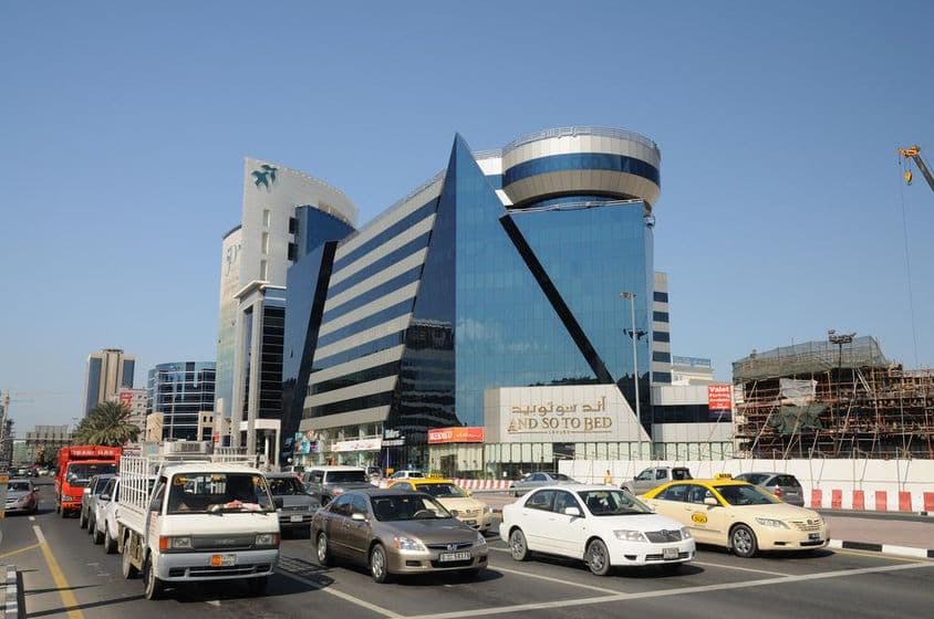 Vista de una calle en el área moderna de la ciudad de Dubái.