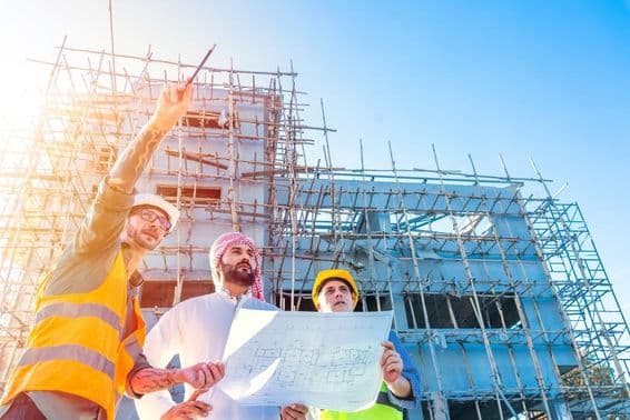 Equipo de ingeniería inspecciona planos de construcción en un sitio de obra.