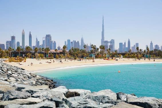 Playa La Mer con el horizonte de Dubái, Emiratos Árabes Unidos.