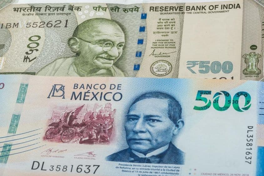 Billetes de 500 rupias indias y 500 pesos mexicanos.