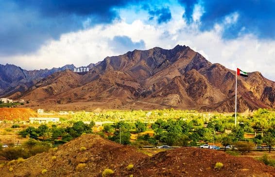 Señal dando la bienvenida a los visitantes a la ciudad de Hatta en las Montañas Hajar.