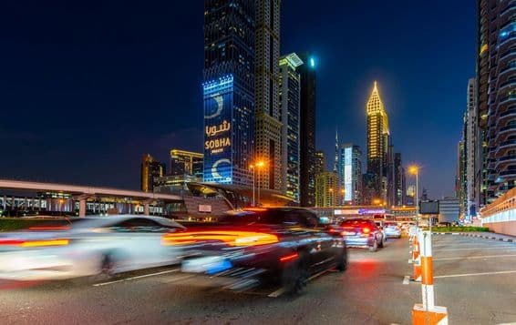 Toma nocturna, Sheikh Zayed Road, Dubái.