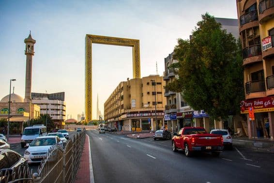 El antiguo distrito de Al Karama con el imponente Dubai Frame.