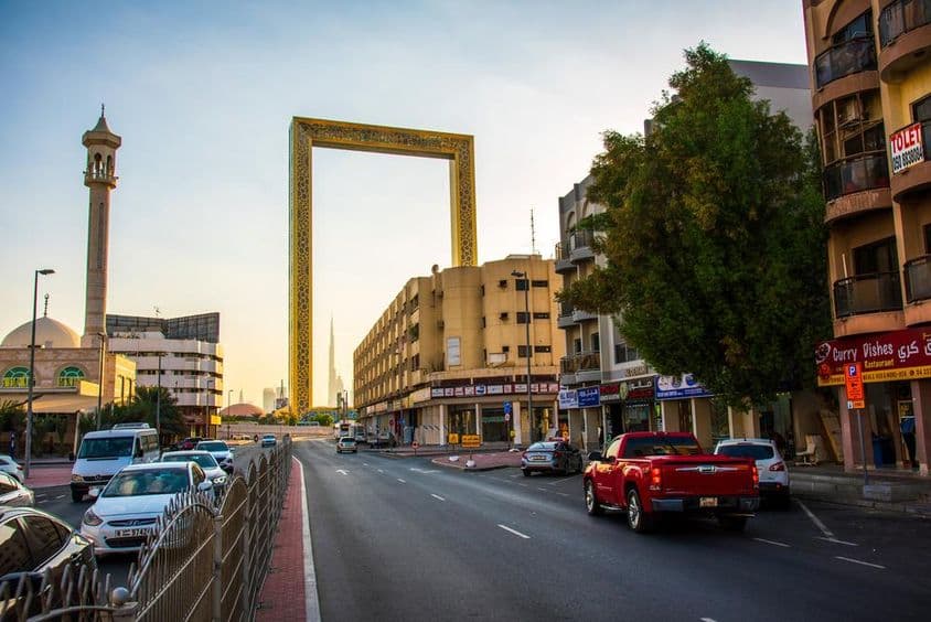 El antiguo distrito de Al Karama con el imponente Dubai Frame.