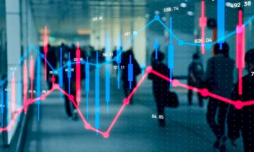 Gráfico financiero, personas caminando.