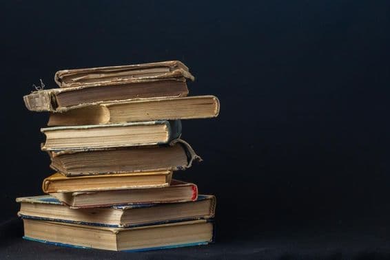 Una pila de libros antiguos de tapa dura.